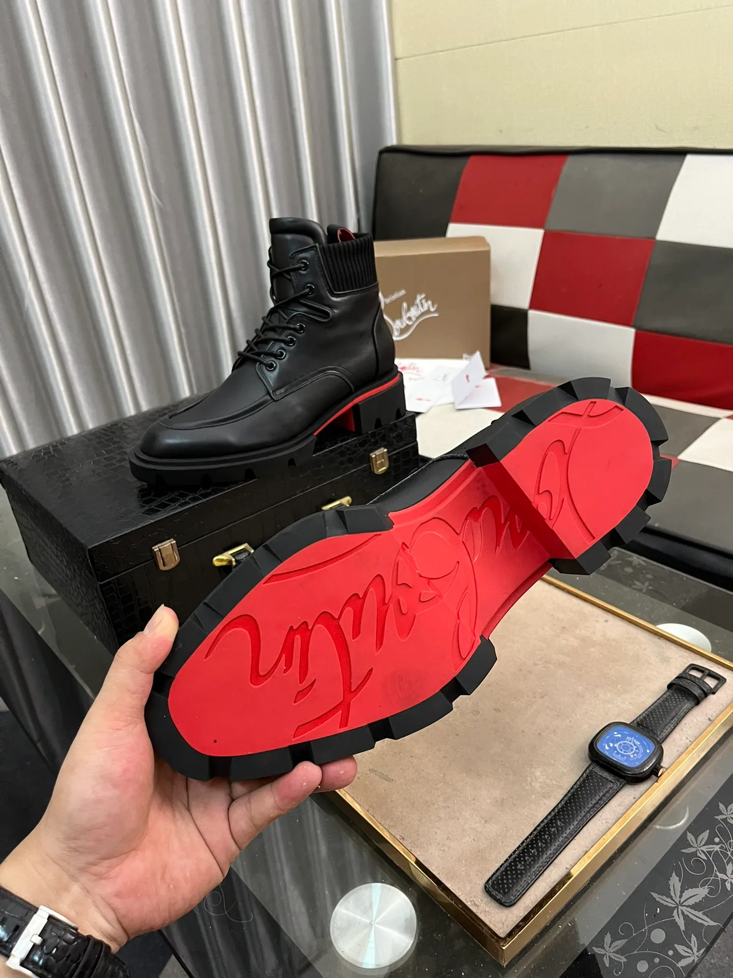 Men's shoes 💰880⌚️⌚️CL New formal leather shoes Christia* Loubouti* Red-soled shoes GREGGO men's Oxford shoes Made of imported cowhide/glossy patent leather/stitched contrasting high silk suede. Three-section toe design. Iconic red outsole, the ultimate personalized shoe. Original color cowhide lining. Original Italian leather outsole; fine workmanship brings you a luxurious experience. With its neat silhouette and straightforwardness, GREGGO men's Oxford shoes are Oxford shoes born for city roaming. The elegant lines and classic silhouette exude eternal charm. The black patent leather material is exquisite and eye-catching, adding a sense of luxury to the overall look. The slender toe design is full of elegance, and matched with closed shoelaces of the same color, the sophistication is invisible. The slim sole design provides the shoes with a light foot feel, elegant steps, and a refined and elegant look. Shows outstanding texture.  Standard leather shoe size: 38-44